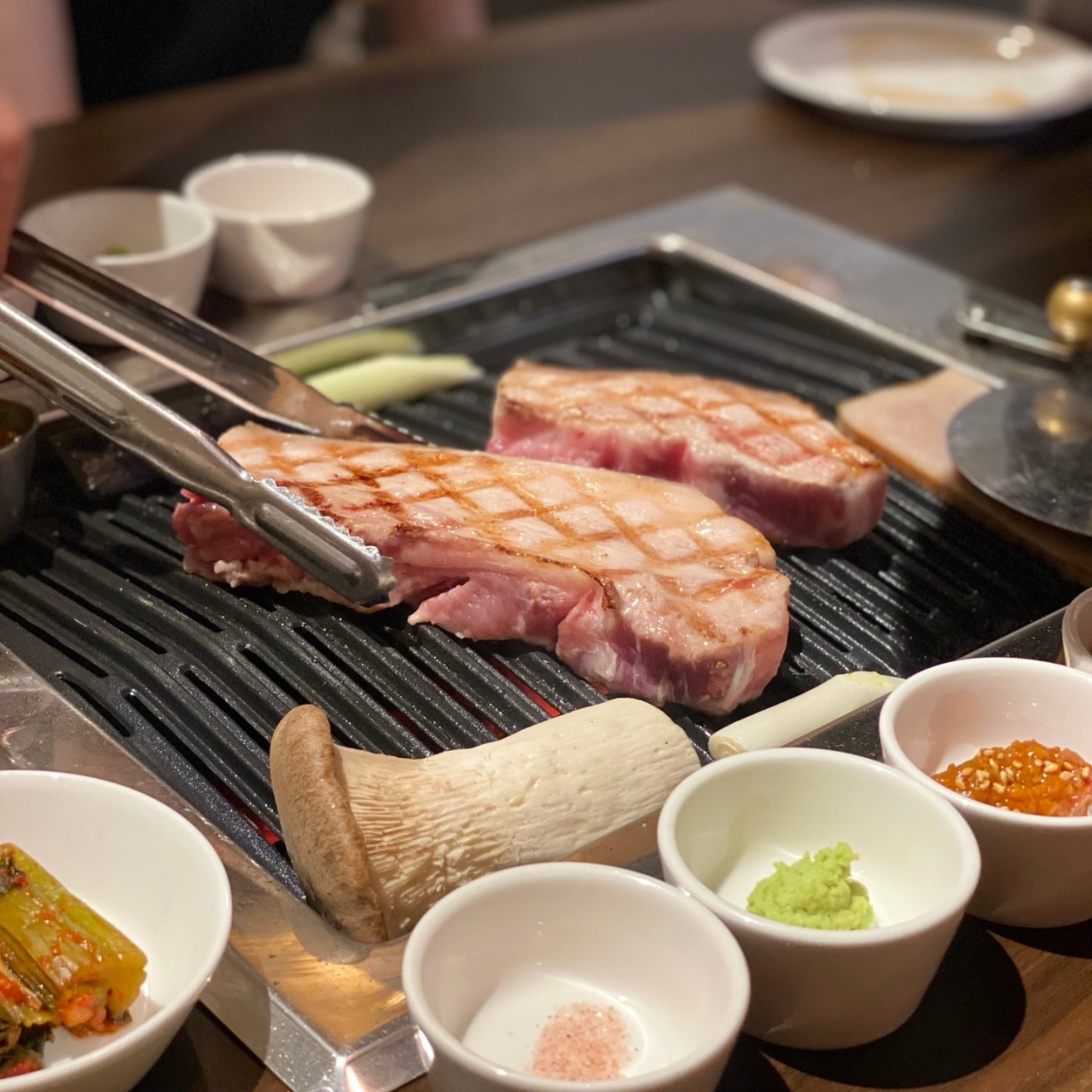 ギルモク火炉の炭火焼とサイドメニュー