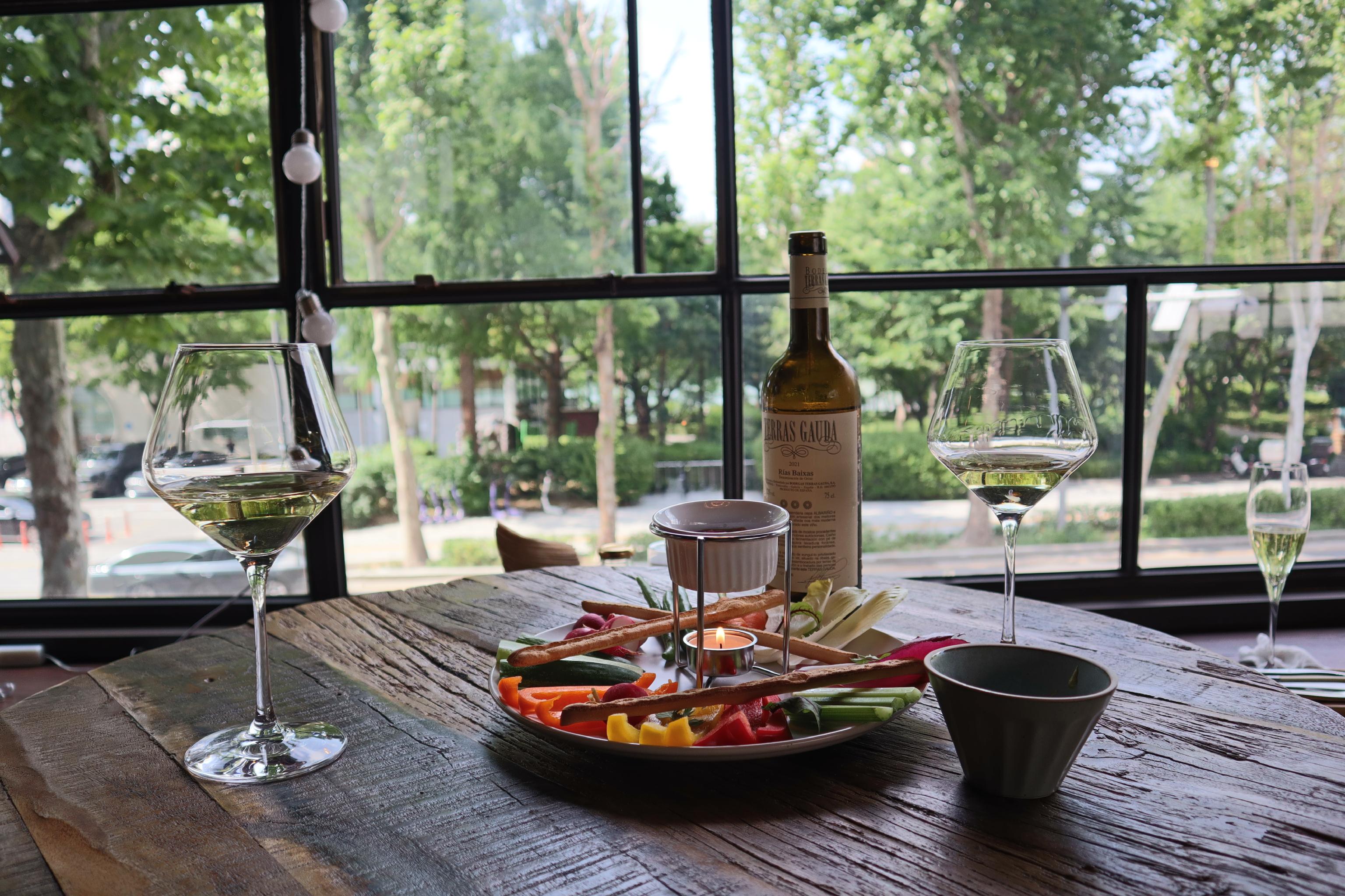 ヴィンテージ1981石村湖のワインビストロ、湖を臨む窓側席