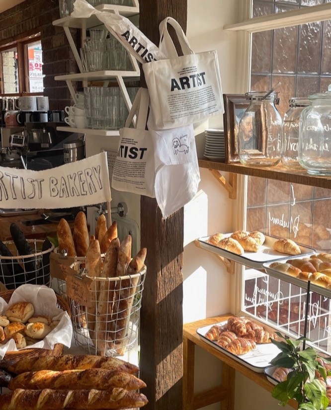 Artist Bakery安國店的鹽味奶油麵包卷與法棍