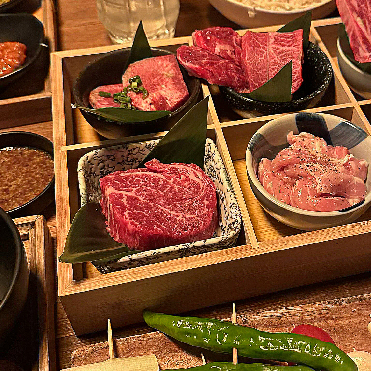 끄티包间榻榻米房，配有韩牛烤肉切片