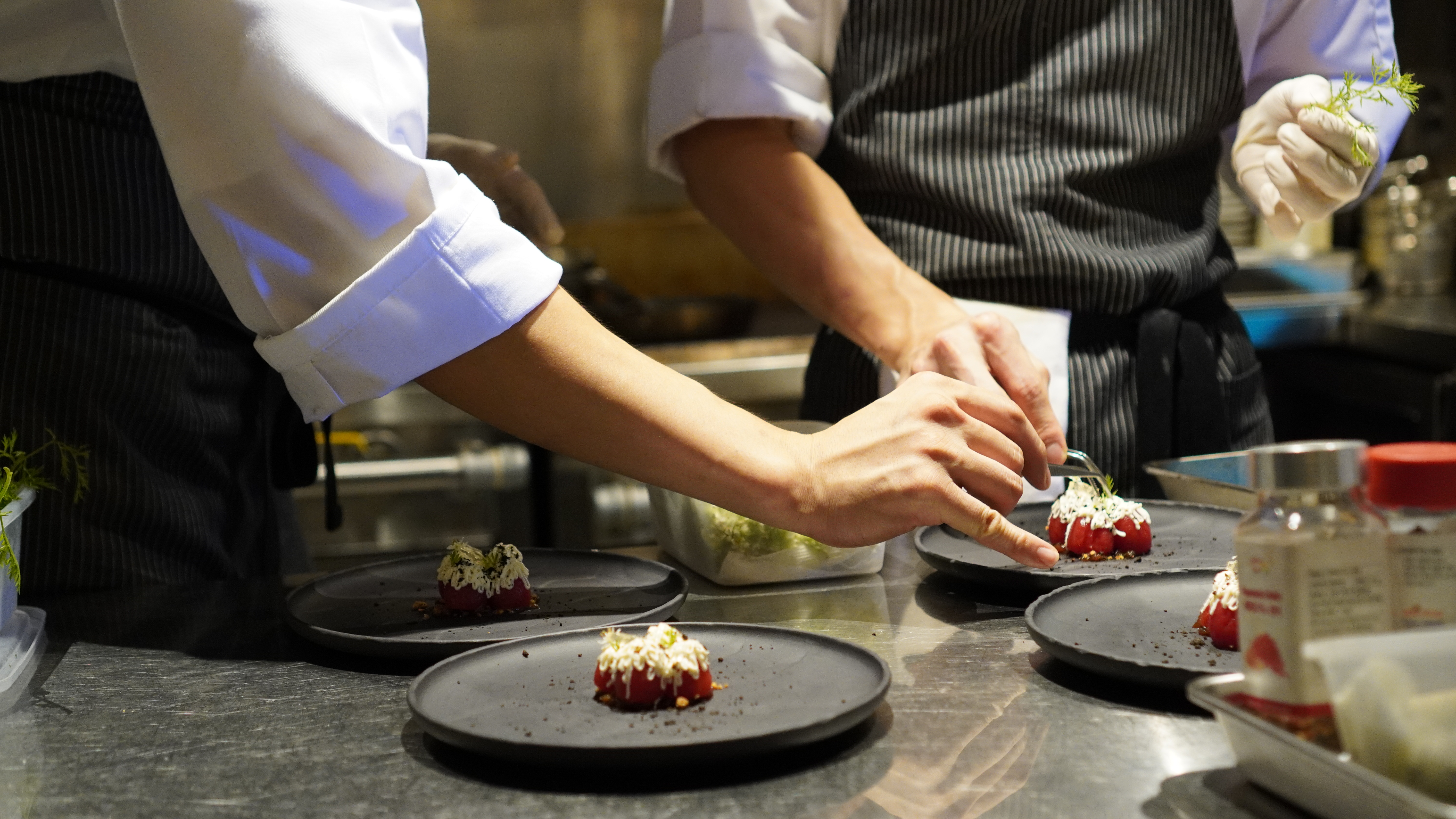 L'OIGNON 极简柜台与植物主题法式料理