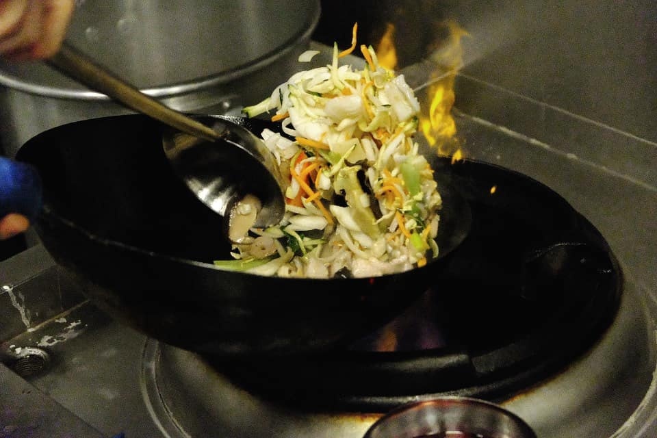 Yonggak-san潮流中餐，含虾吐司与椒盐炒菜