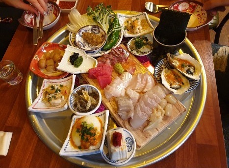 Sugseongdangの熟成冷蔵庫と盛り付け刺身