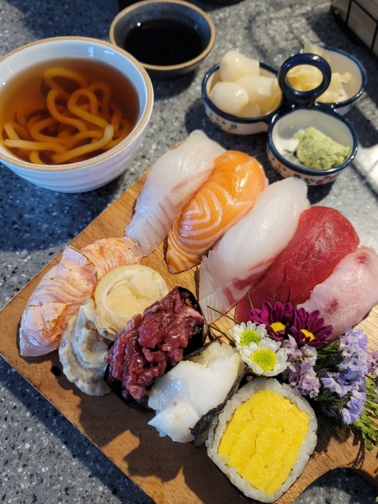 Muhwa 優雅的壽司擺盤於深色石材