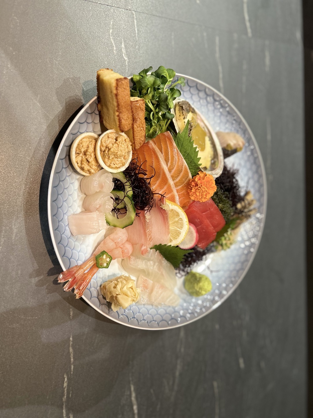 SORI居酒屋吧臺，供應乾式熟成生魚片與炭火烤架