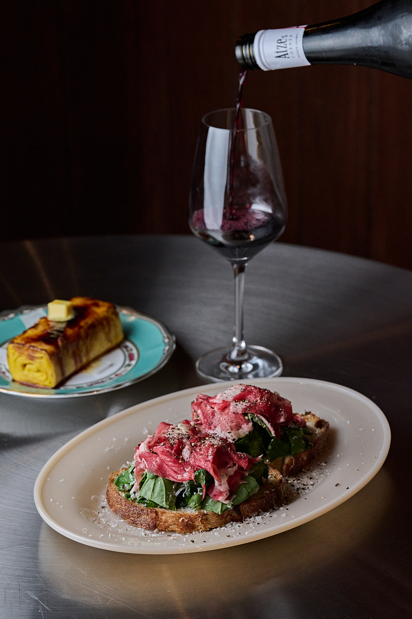 Janghyo Seoul 酒吧內的炭烤鴨肉與醃製鮭魚，靠近孔德站（近弘大）