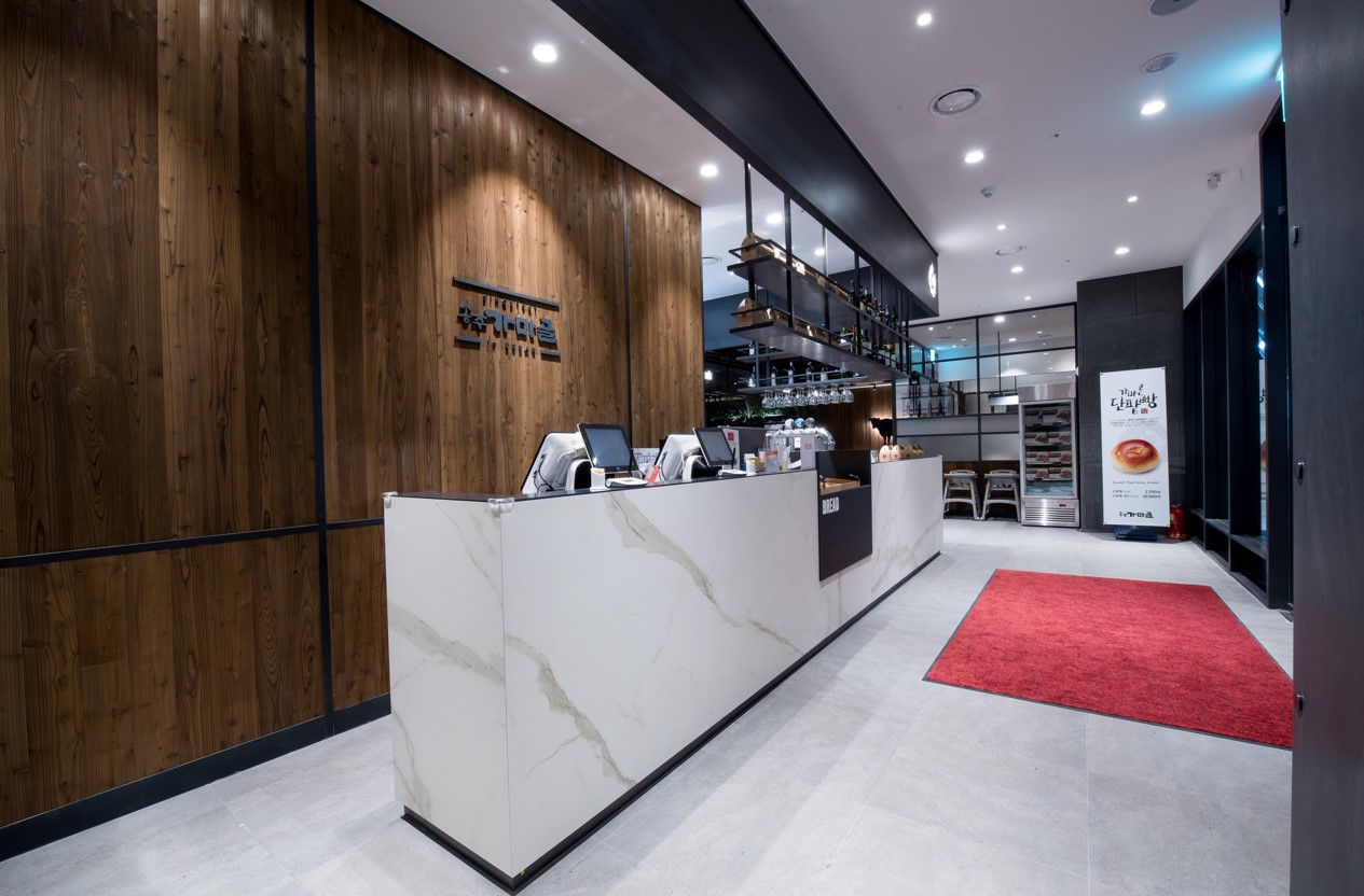 송추가마골 인어반 蚕室現代갈비拼盤，包含牛排與豬排