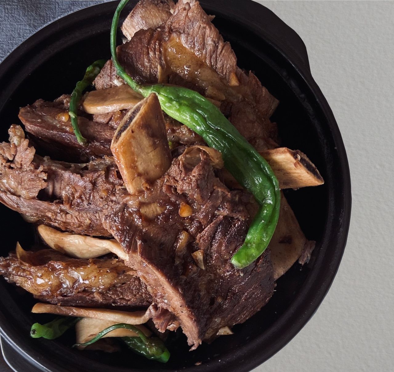 海雲台のソチョンカルビチム：煮込みカルビと海藻の組み合わせ