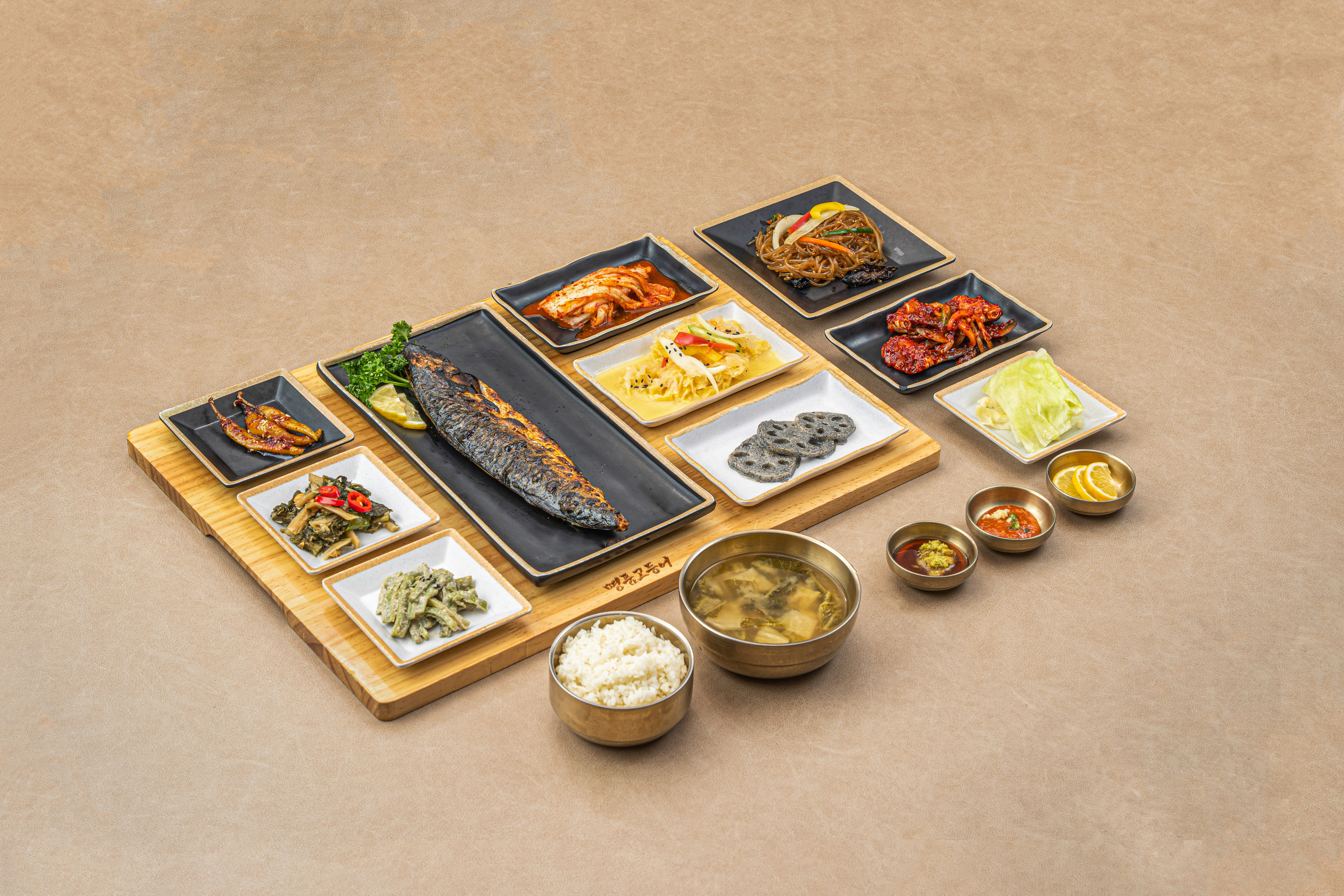 火烤鯖魚，外皮烤至焦脆，魚肉蒸氣騰騰