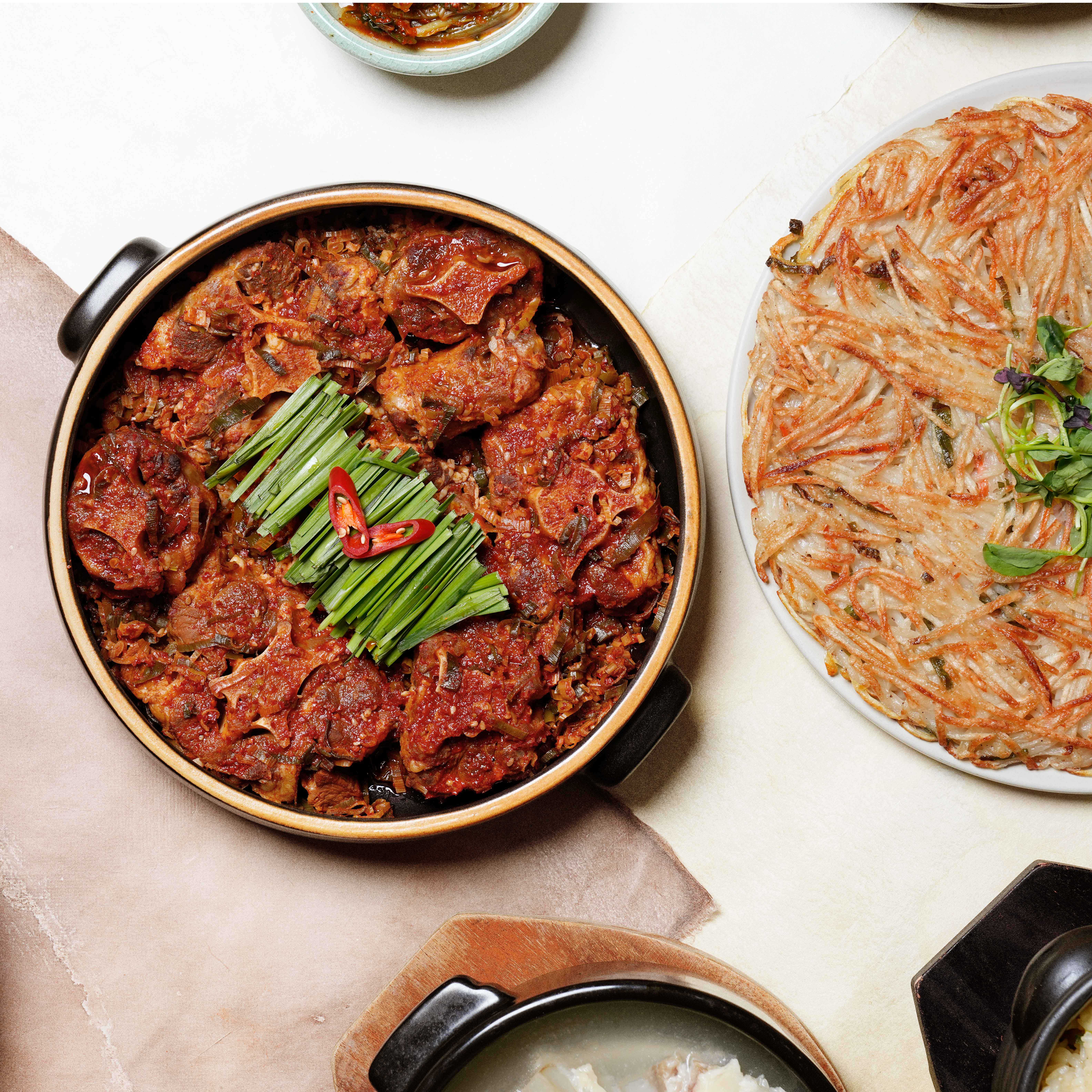 ウミチプのテールスープと煮込みテール、静かな韓国料理店内