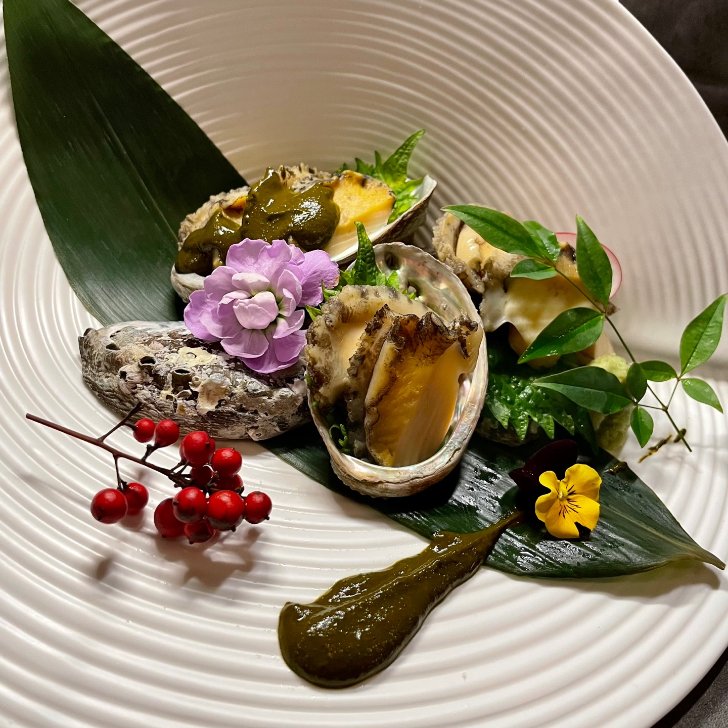 Ijin Kan 居酒屋柜台与季节海鲜盘，位于梨泰院