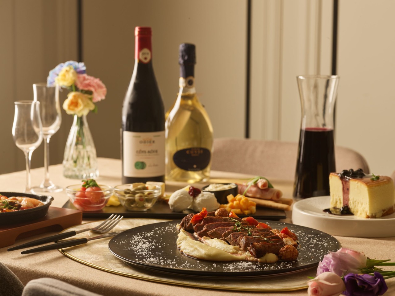 37.5シグネチャー江坡店 朝の光が広がるスカイラインビューのダイニングルーム