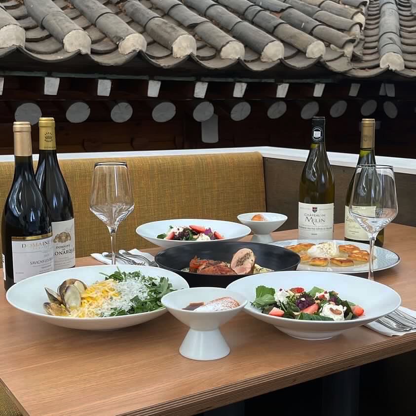 Moowee Nakwon 100-year-old hanok bistro dining room