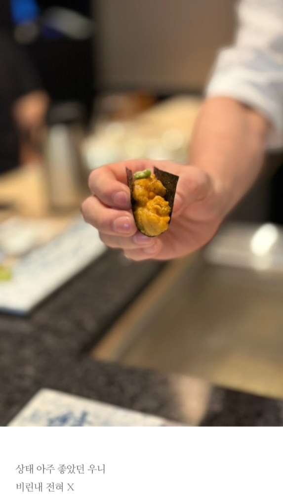 ミニマルな木材のカウンターとシェフのおまかせを提供するキョウミ寿司店