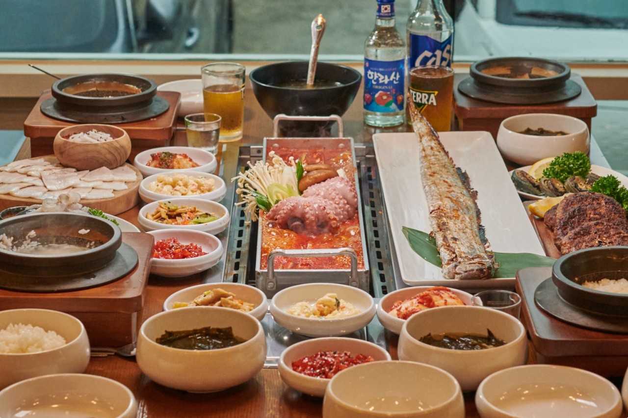 漢拏帶魚濟州機場分店帶魚全條燉湯與配菜