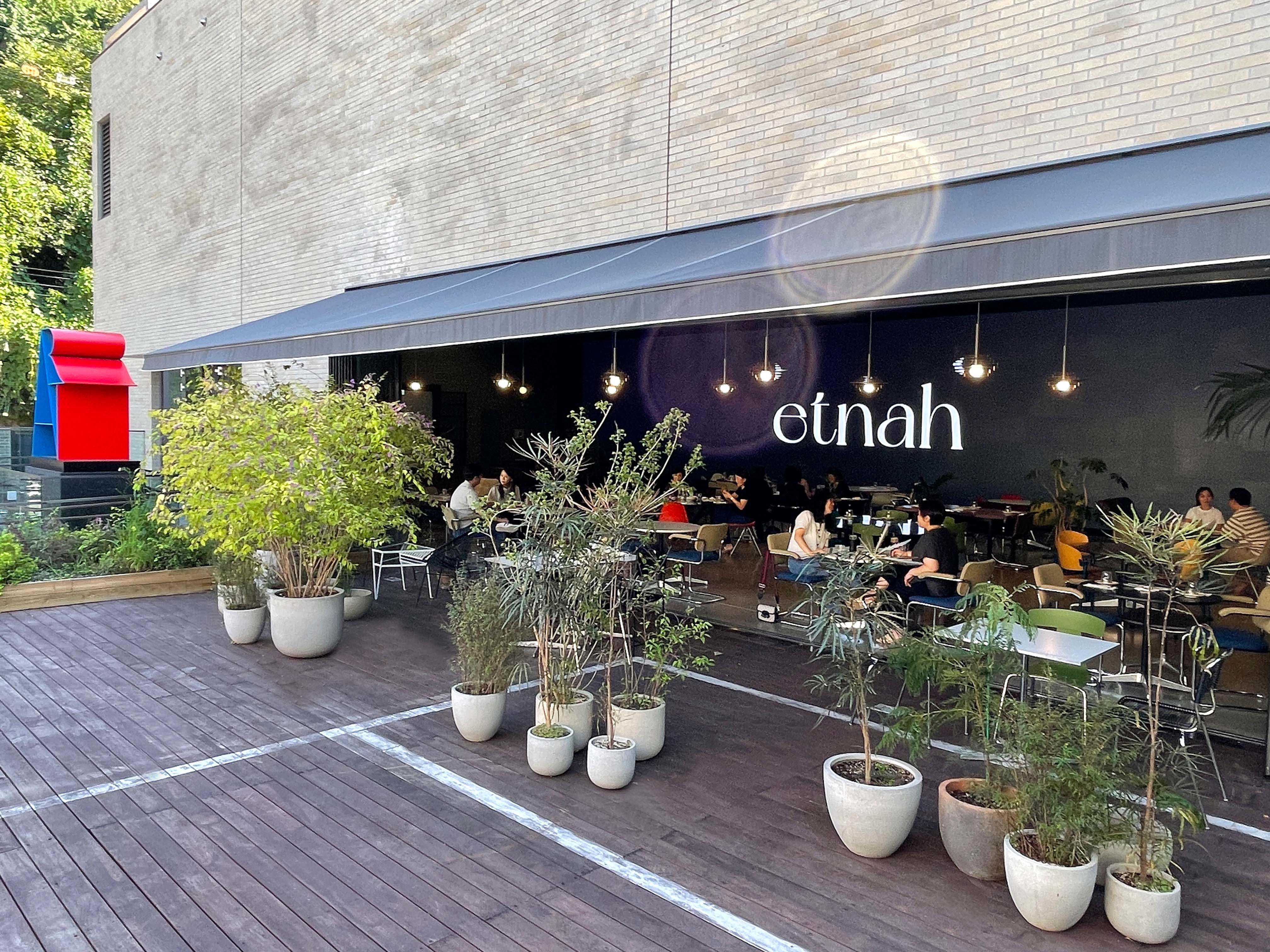 清潭のAnd Haven、日差し差し込むブランチの内装