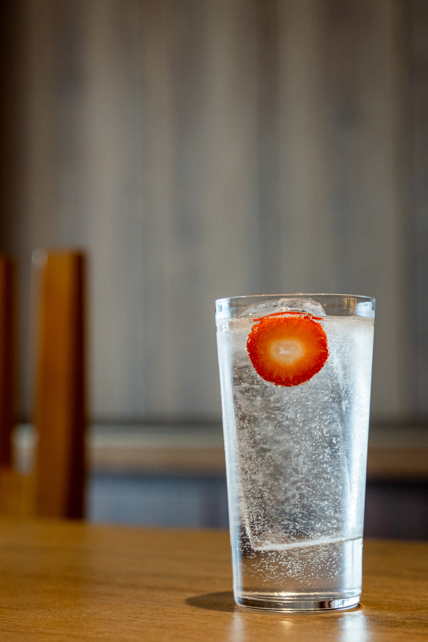 ZEST清潭鸡尾酒吧内景，灯光氛围柔和