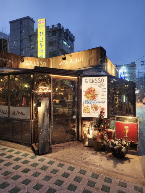 GRASSO wine bistro terrace and plates near Seodaemun