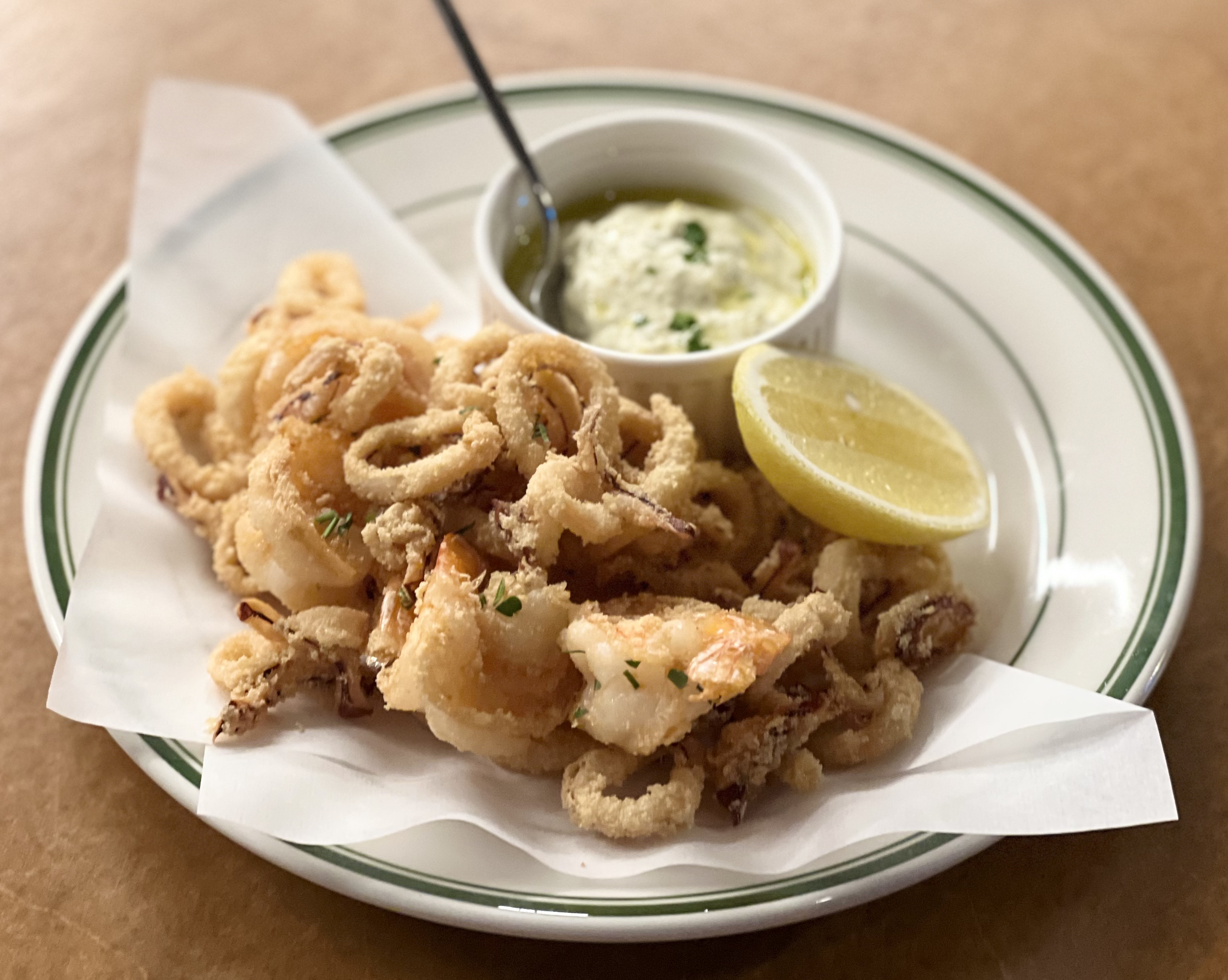 Kitchen 187ダイニングバーの居心地良い内装と料理