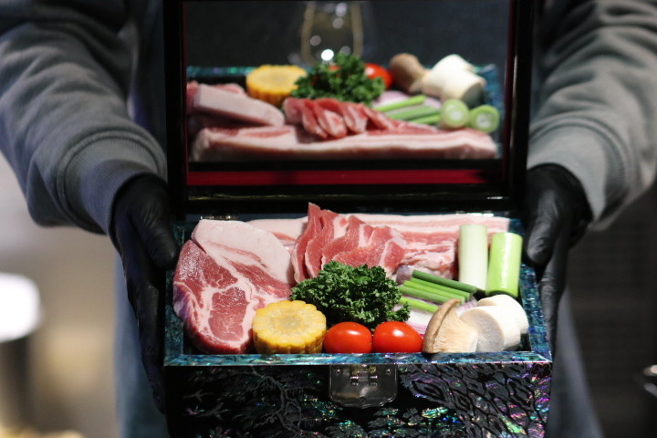 Buheung Haeundae优质冷藏猪肉与白炭火