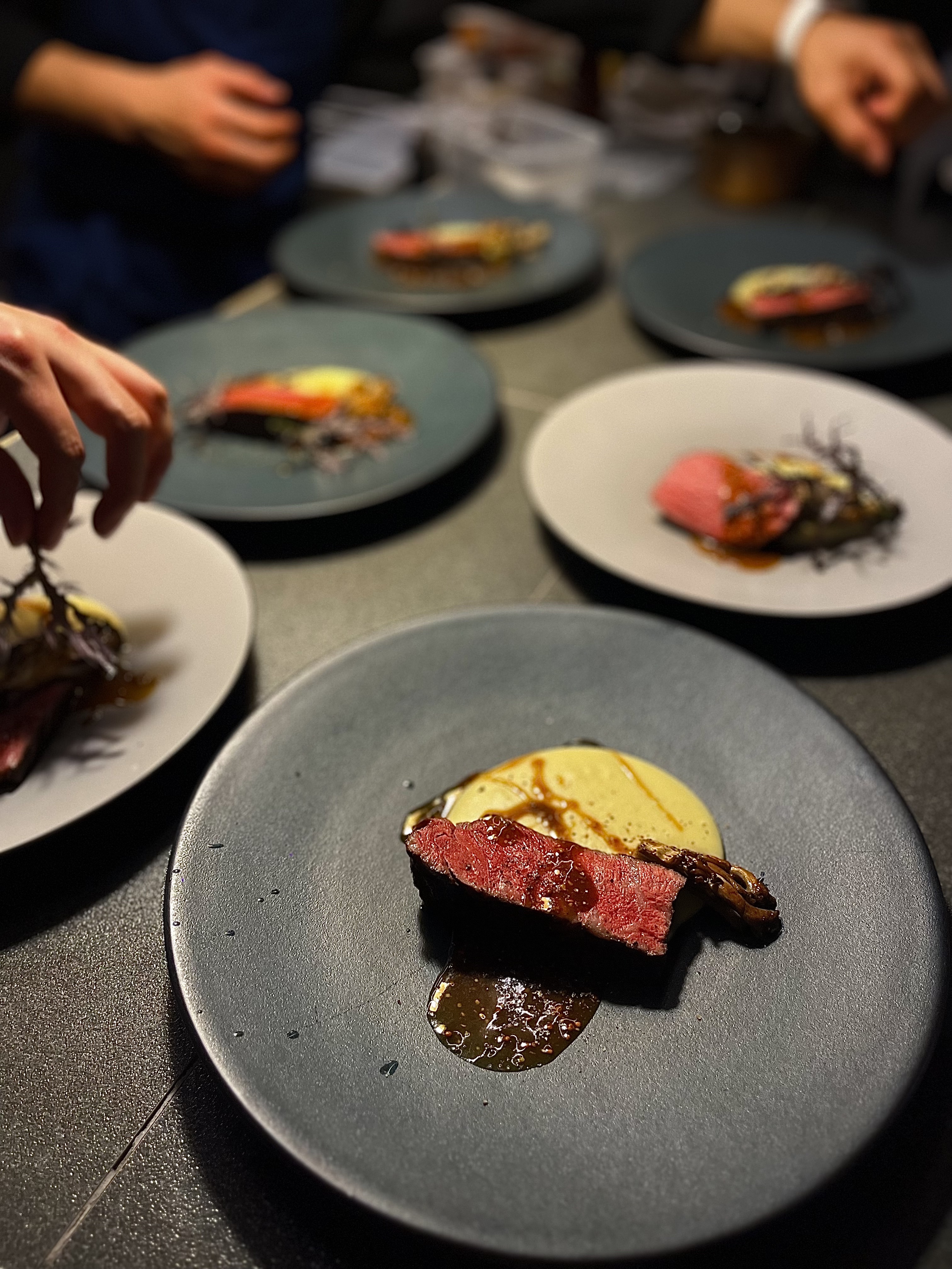 HOXY 小酒館桌上的甜菜餡餅