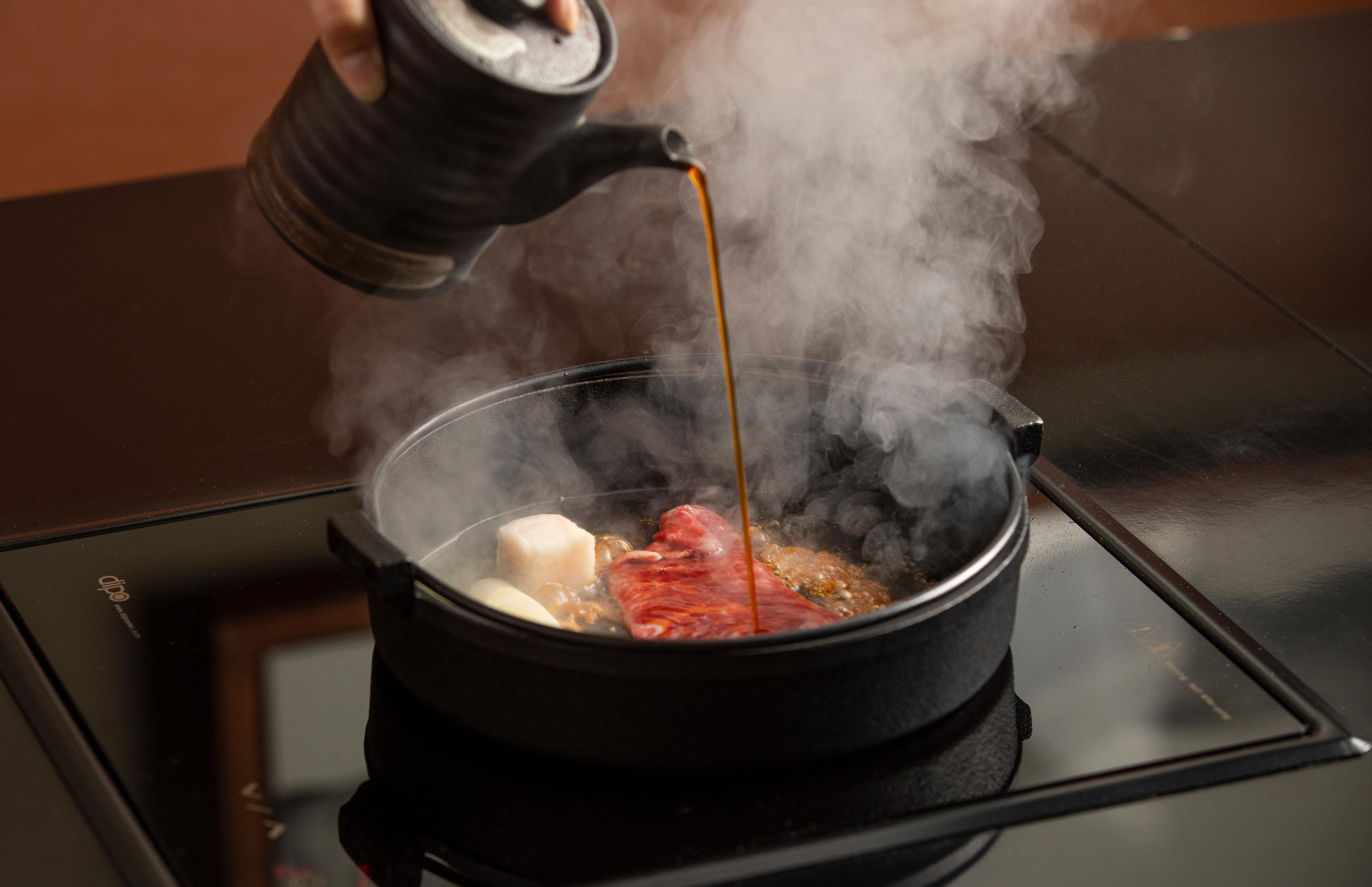 HON 528すき焼きの湯気が立つ居心地よい個室