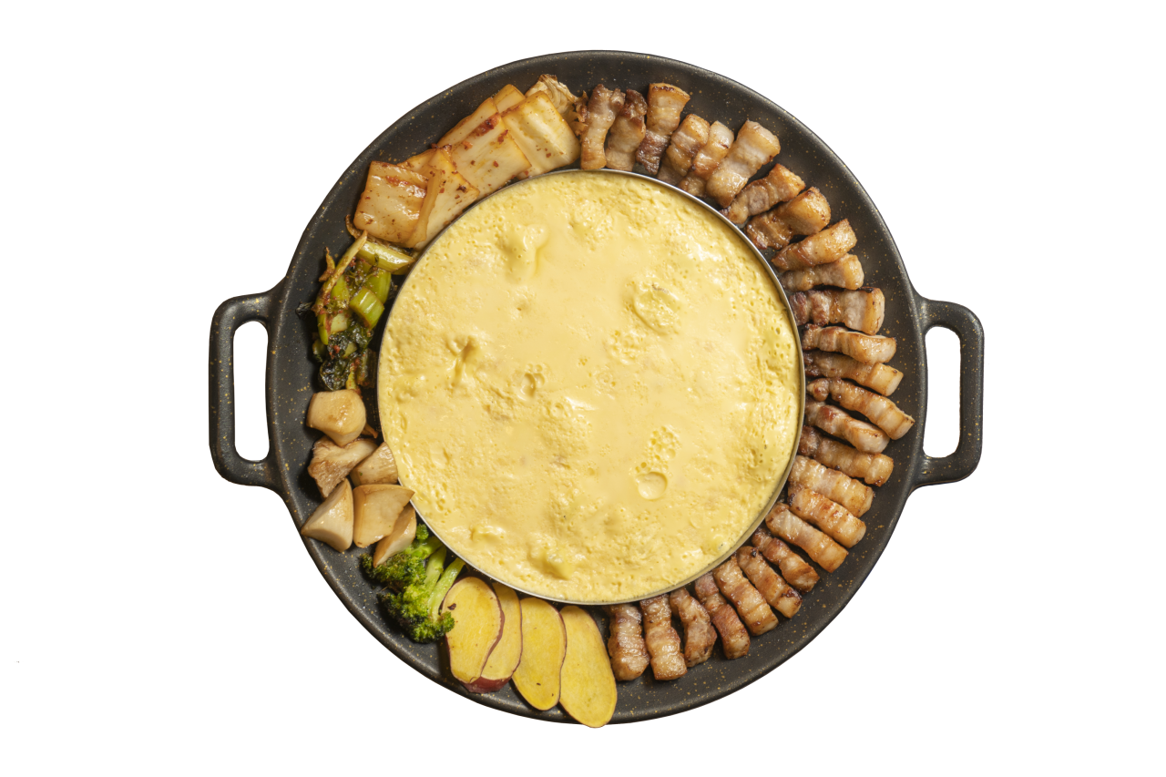 Sukgodang锅盖式五花肉和新鲜泡菜拉面