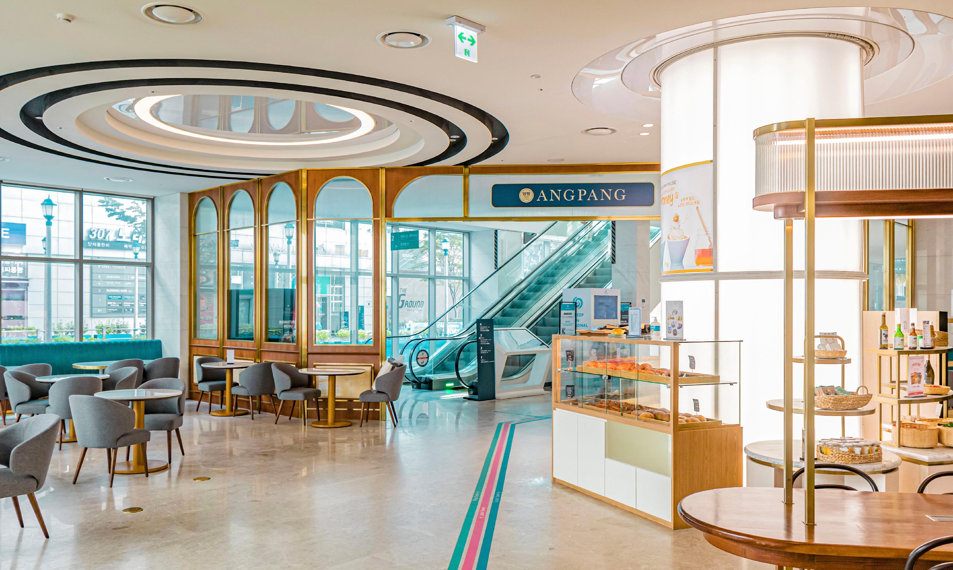 Angpang甜品柜台，糕点沐浴柔和日光