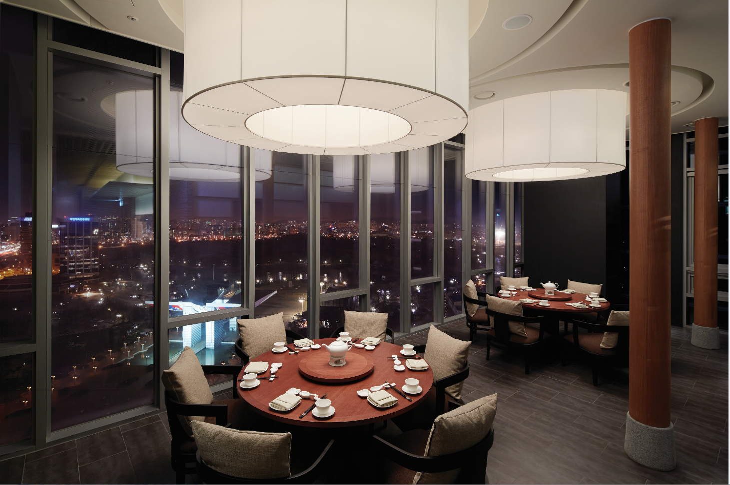 Mongjungheon Bangi多彩點心與團體晚餐準備的桌子