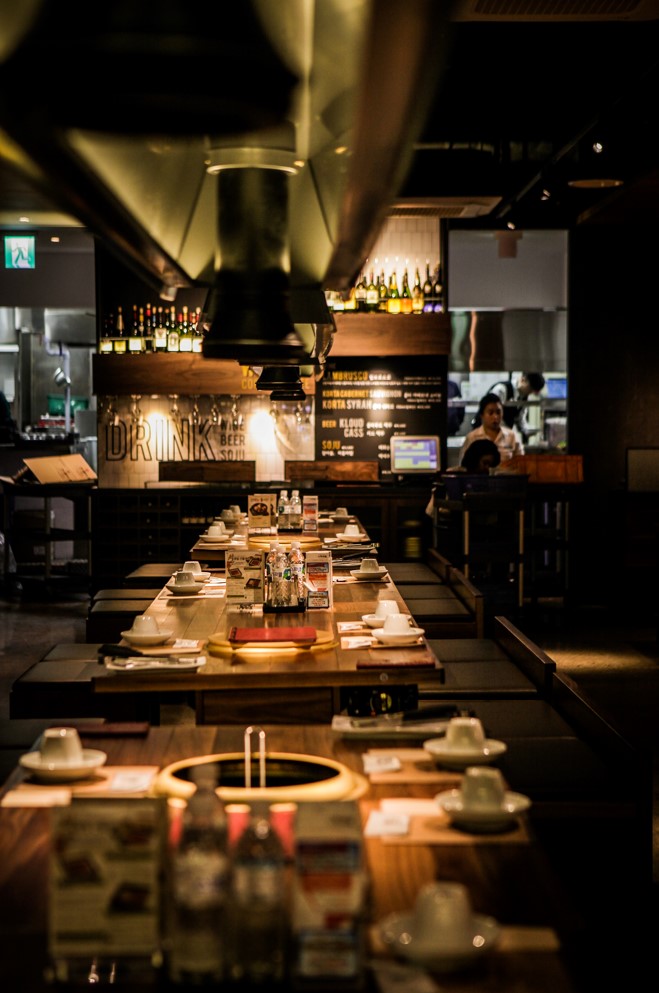 송추가마골 인어반 목동점現代餐廳內景及갈비攤