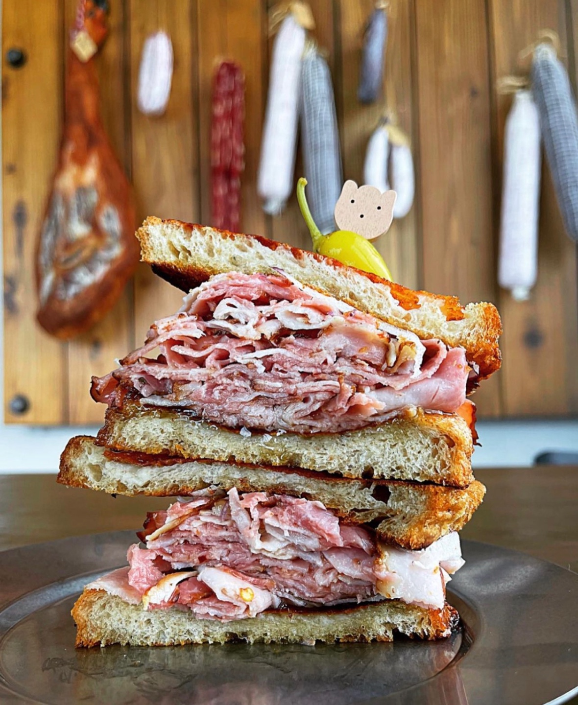 世化海灘附近的움튼델리카테슨熟食、三明治與葡萄酒