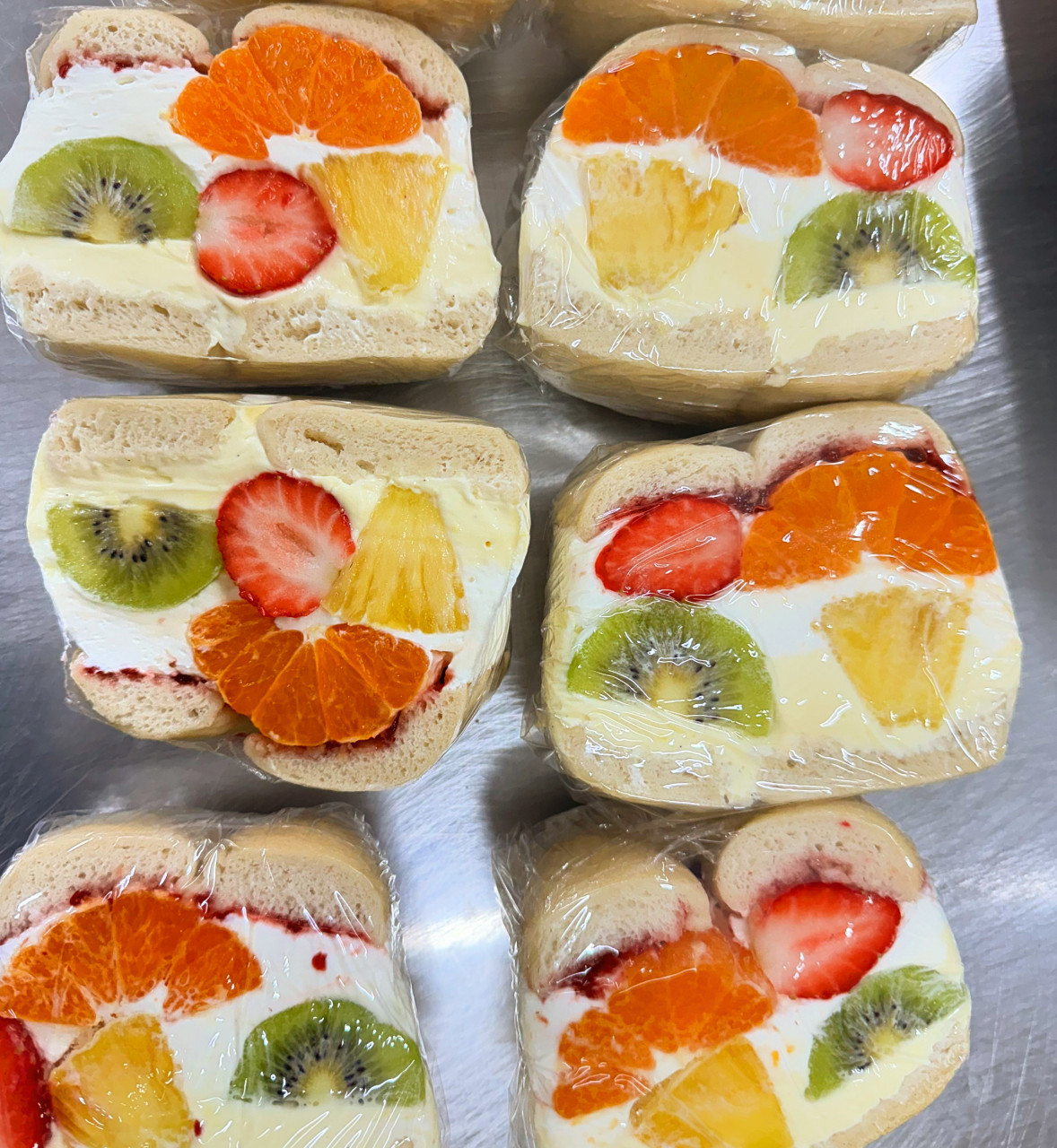 トゥーサムサップ ベーカリーのマンモスライスベーグルサンドとデザート