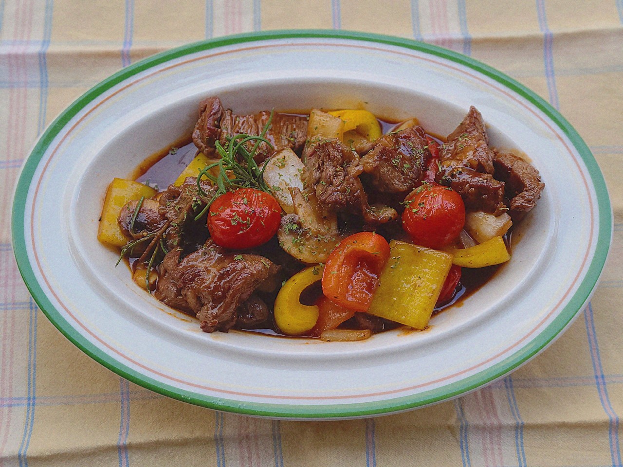 経理団通りワインの落ち着いたインテリア、キャンドルとボトル