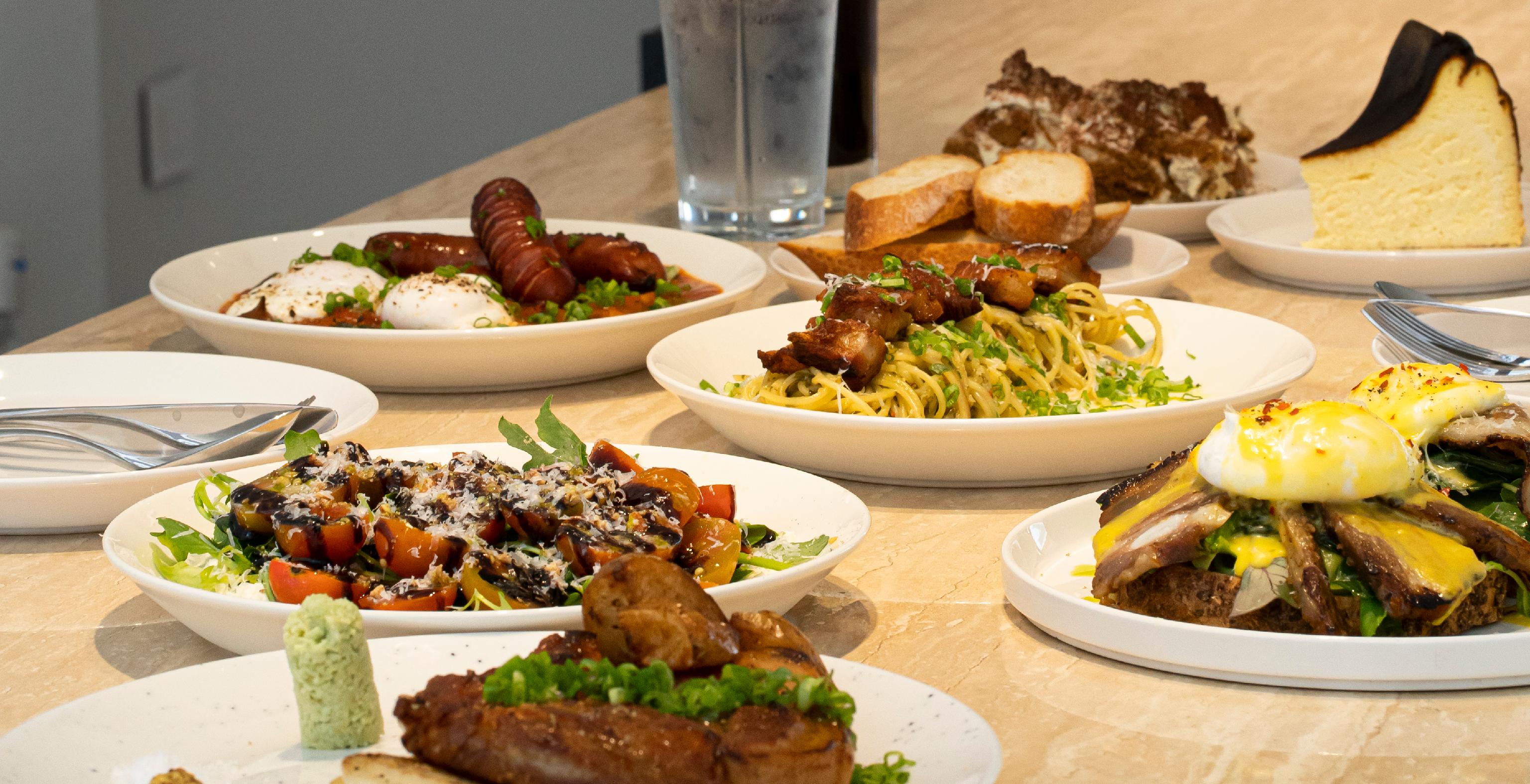 Plugin 一桌式早午餐和葡萄酒，简洁现代内饰