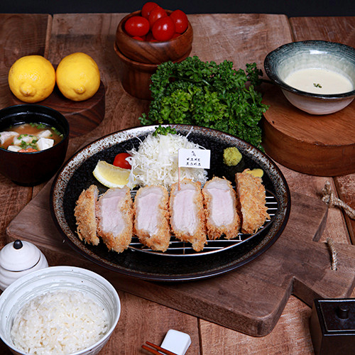 Golden tonkatsu sliced at Tonshou Gwangan