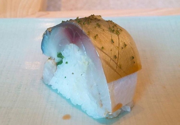 寿司なみきのカウンターに並ぶきれいに握られた握りと温かみのある木製カウンター