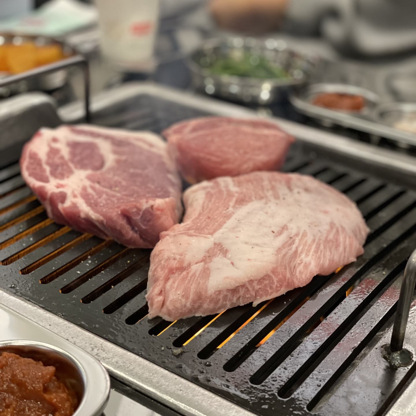 Mapo Jumeokgogi炭烤國產豬五花肉滋滋作響