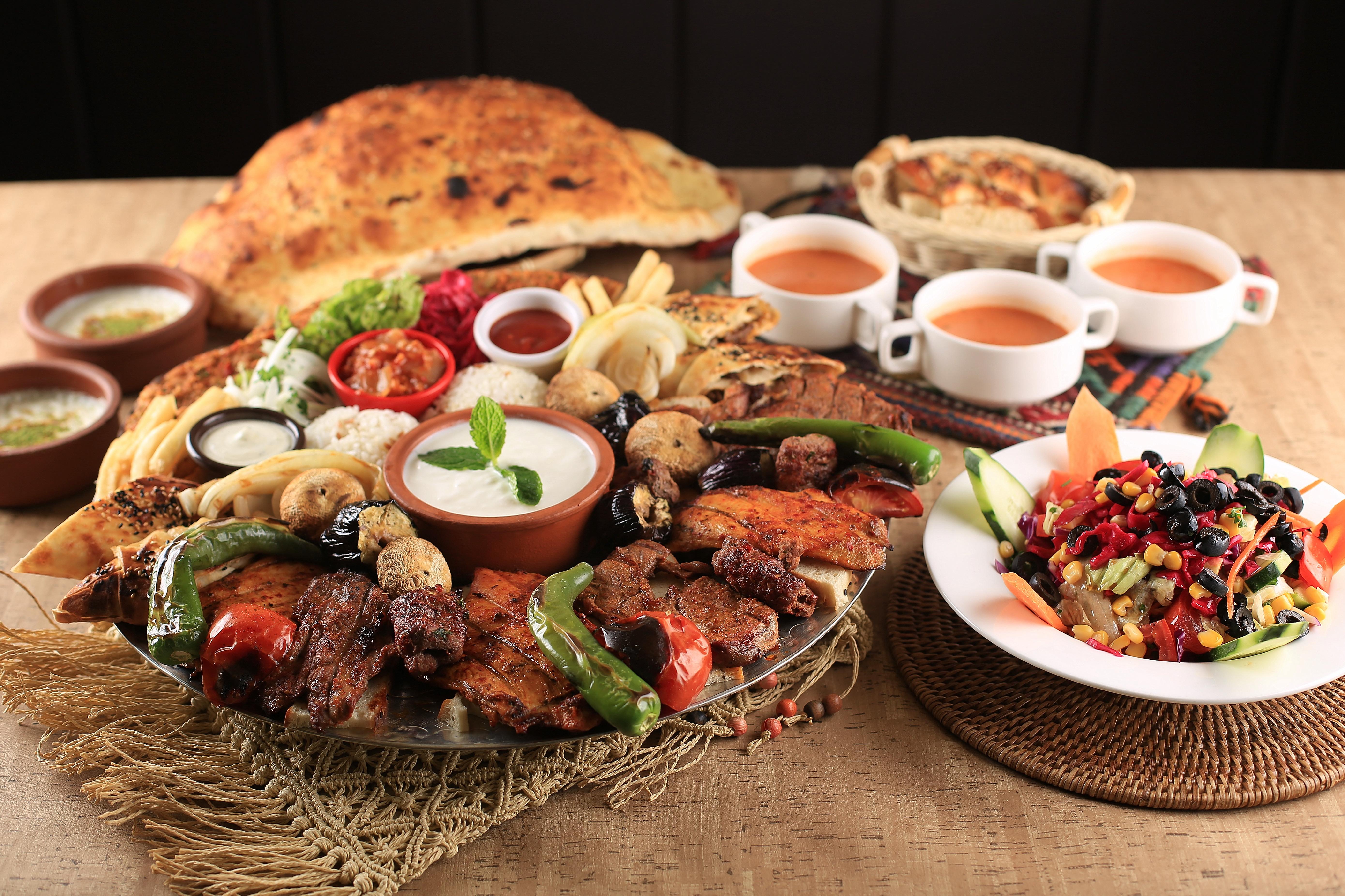 Kervan Famille Station土耳其餐厅，色彩缤纷的烤肉串和皮塔饼