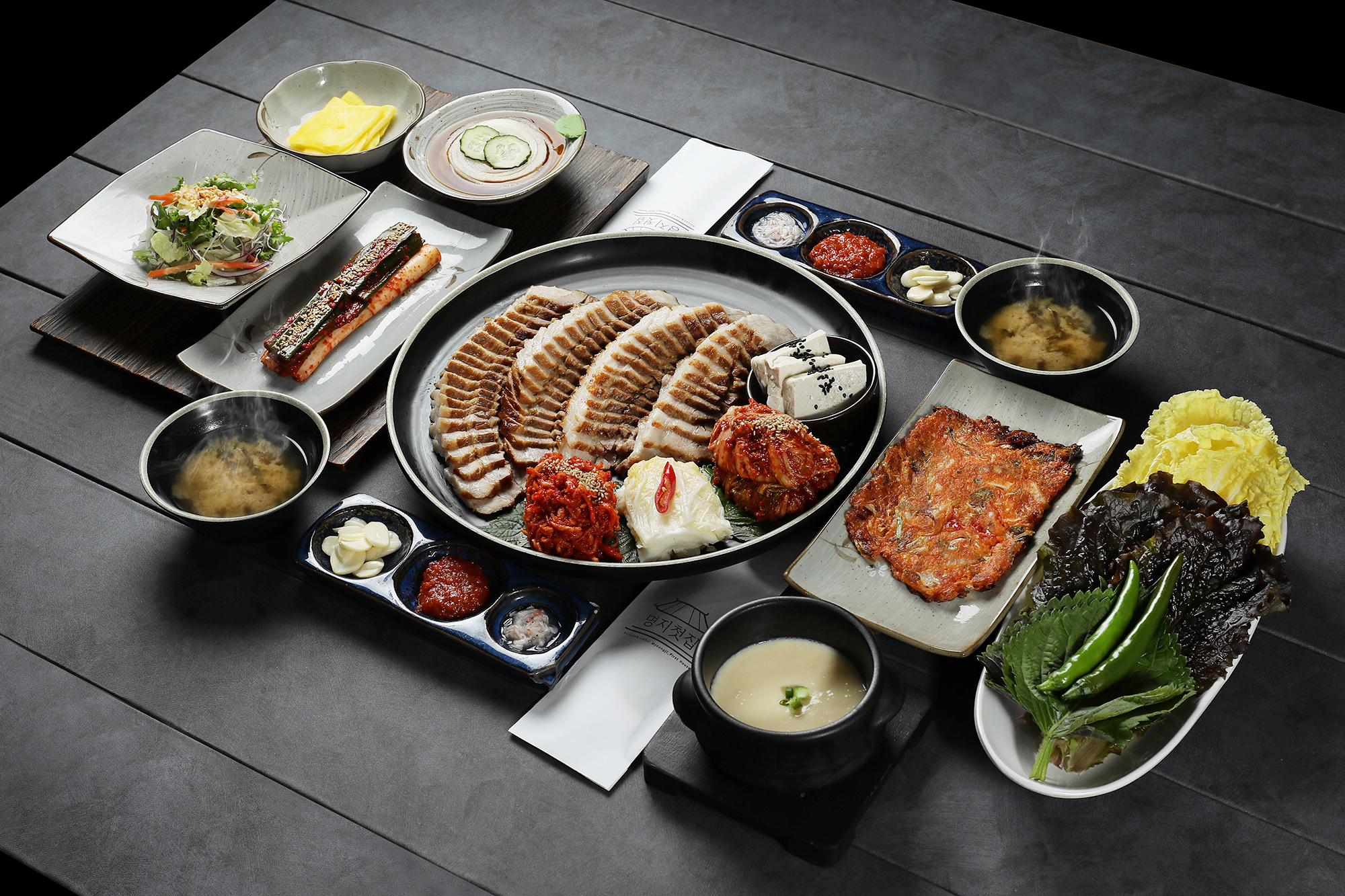 明知ファーストハウスのポッサムとチョッパル、明るい街の窓際の景色