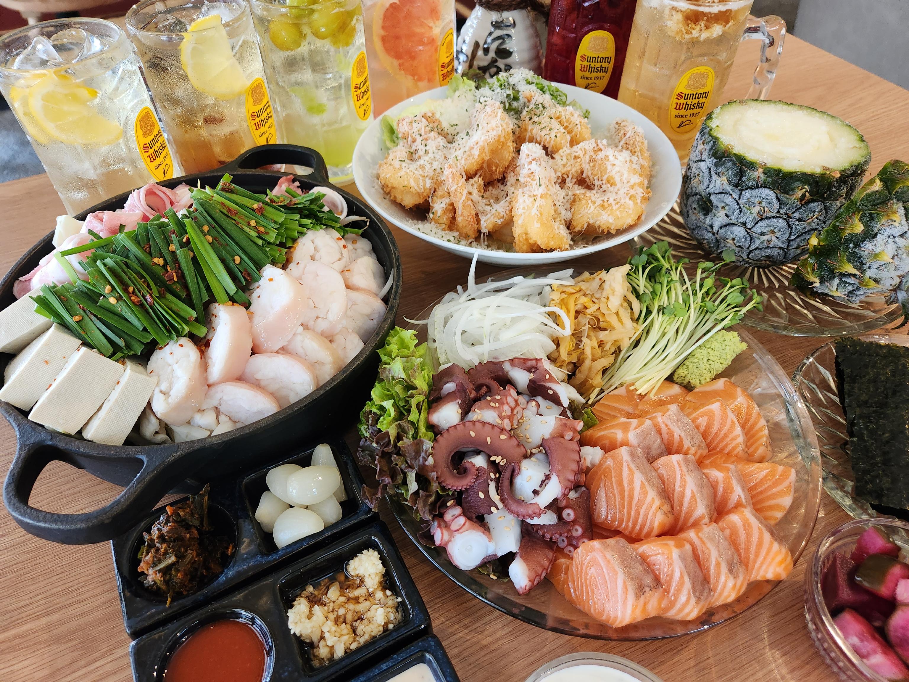 Mellow Garden's dining pub plates—pasta, pizza, and hot pot with a lively room