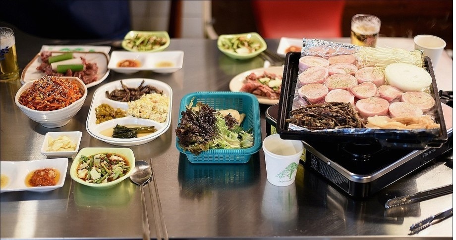 サングノクス アプクジョン—懐かしい雰囲気、豚肉とキムチチゲ