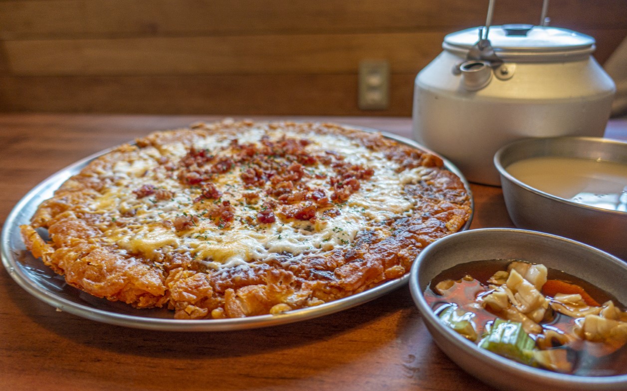 John and Mark makgeolli with jeon platter in a cozy Jongno room
