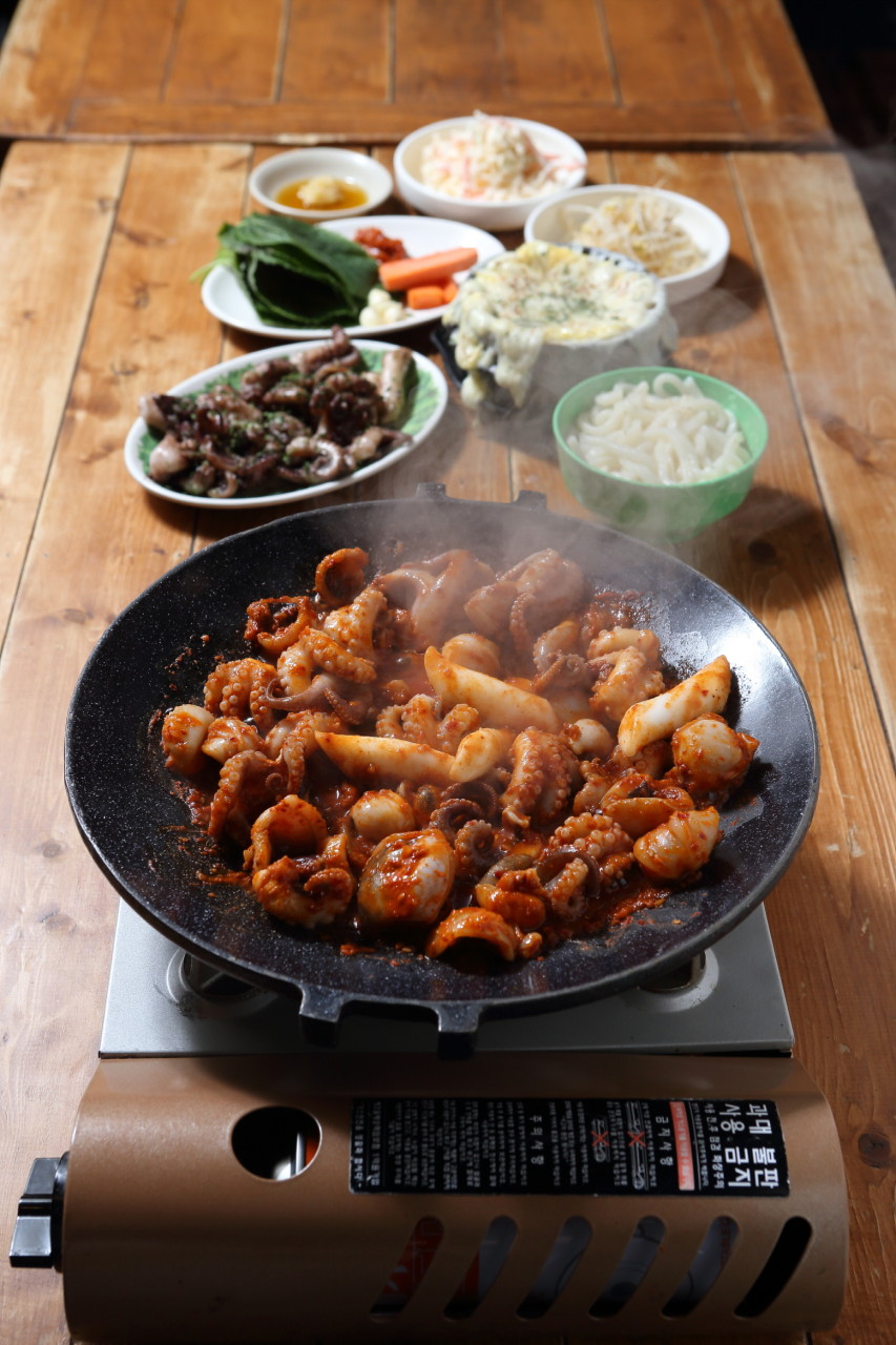 Passionate Jjukkumi iron plate octopus sizzling with red sauce