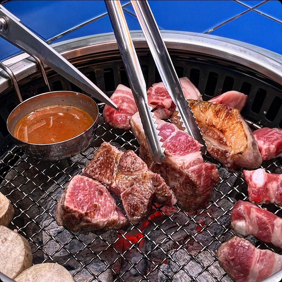 Childongga Gwanghwamun grilling Jeju black pork over charcoal