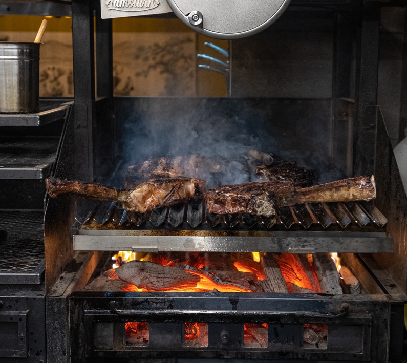 グンモンの薪火グリルとステーキ