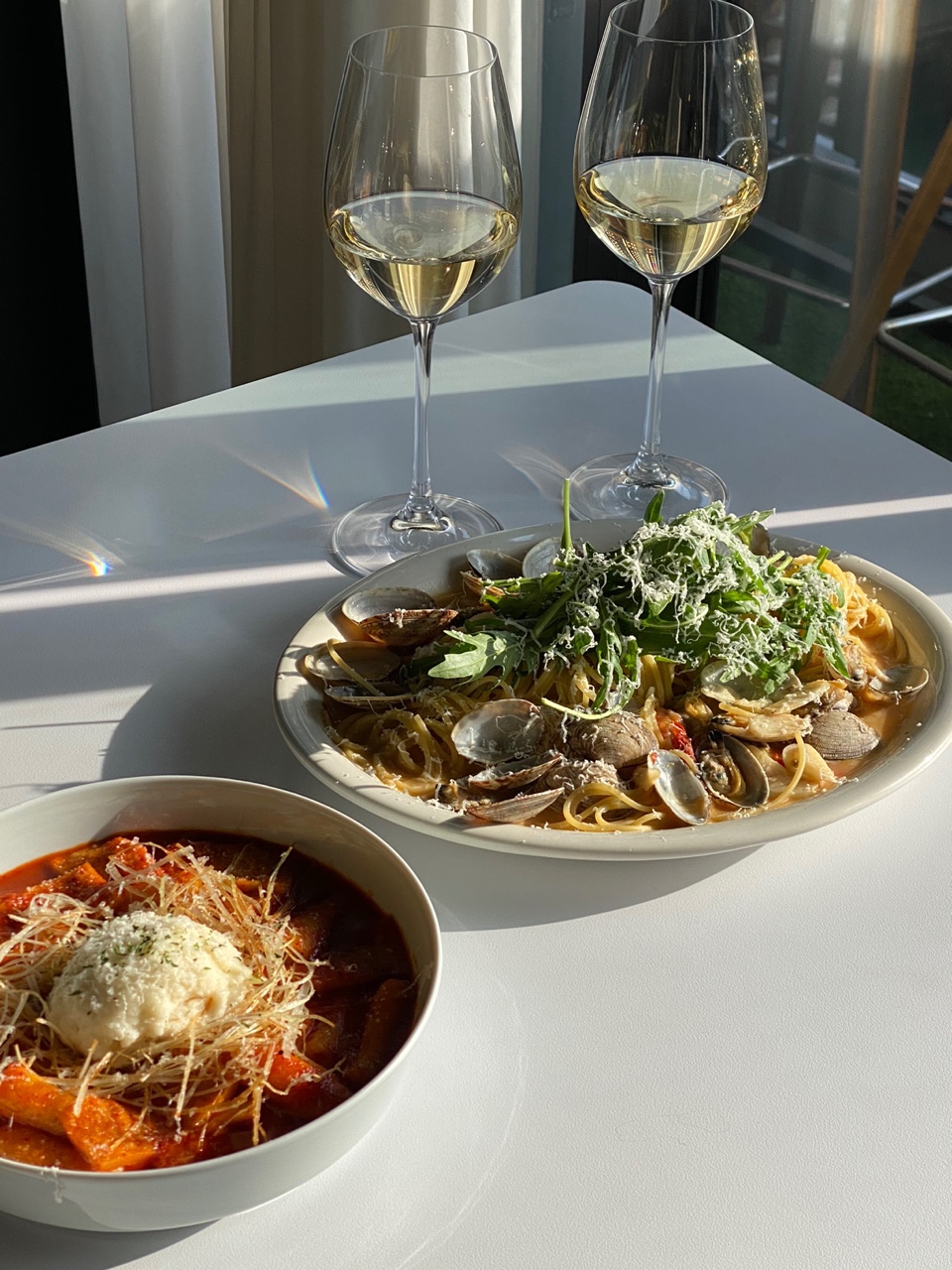 Lunacielo日落时屋顶露台享用美酒