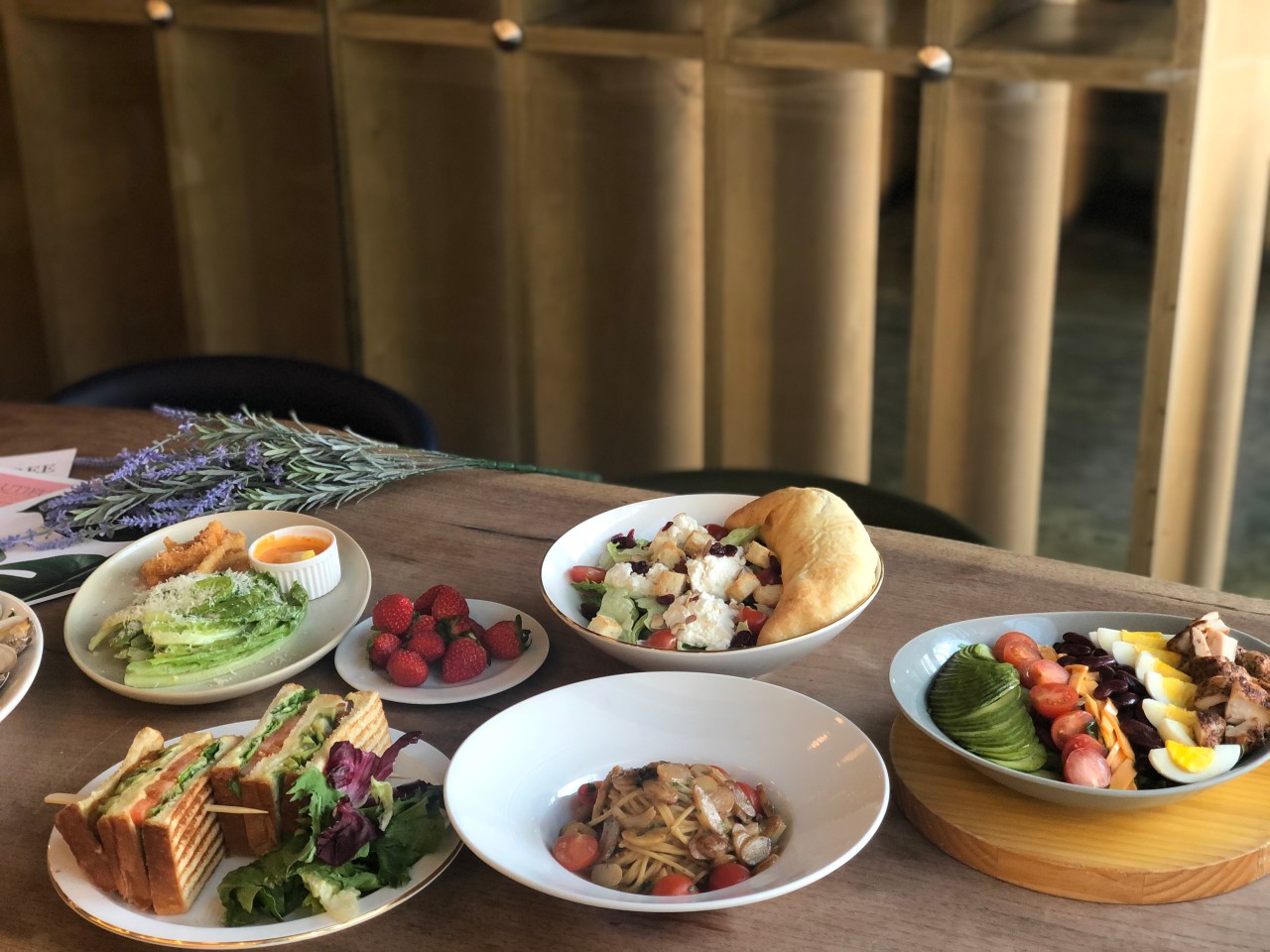 Grove Banpo明亮气泡的早午餐盘和咖啡