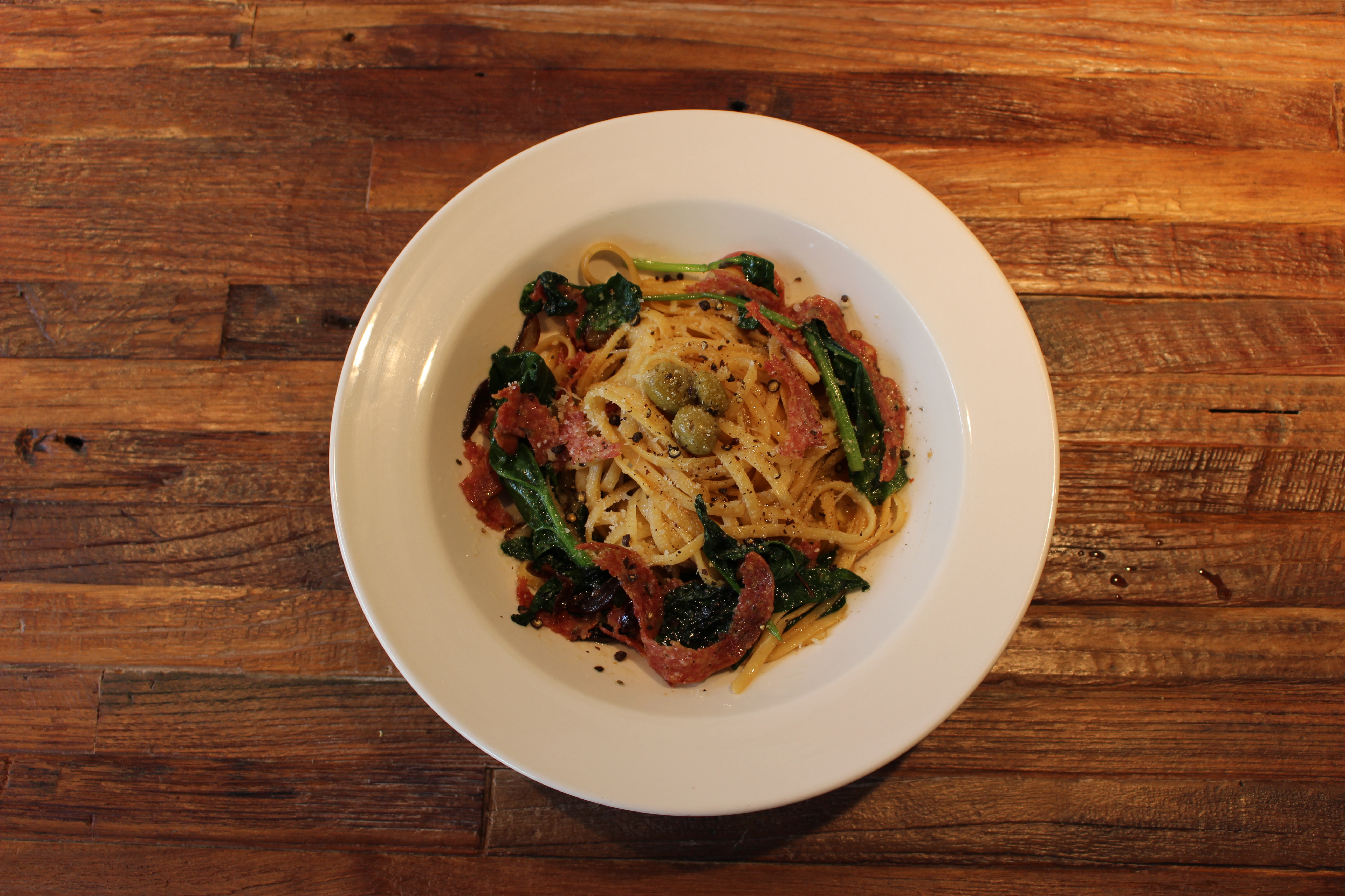 Zelkovaserrata 紅酒吧與早午餐環境