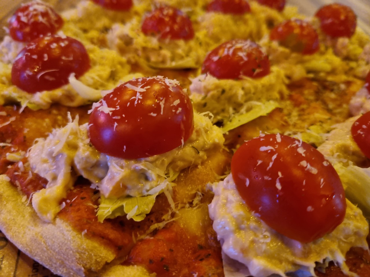 Crabft 新道林の居心地良い内装と深夜のキッチンの灯り