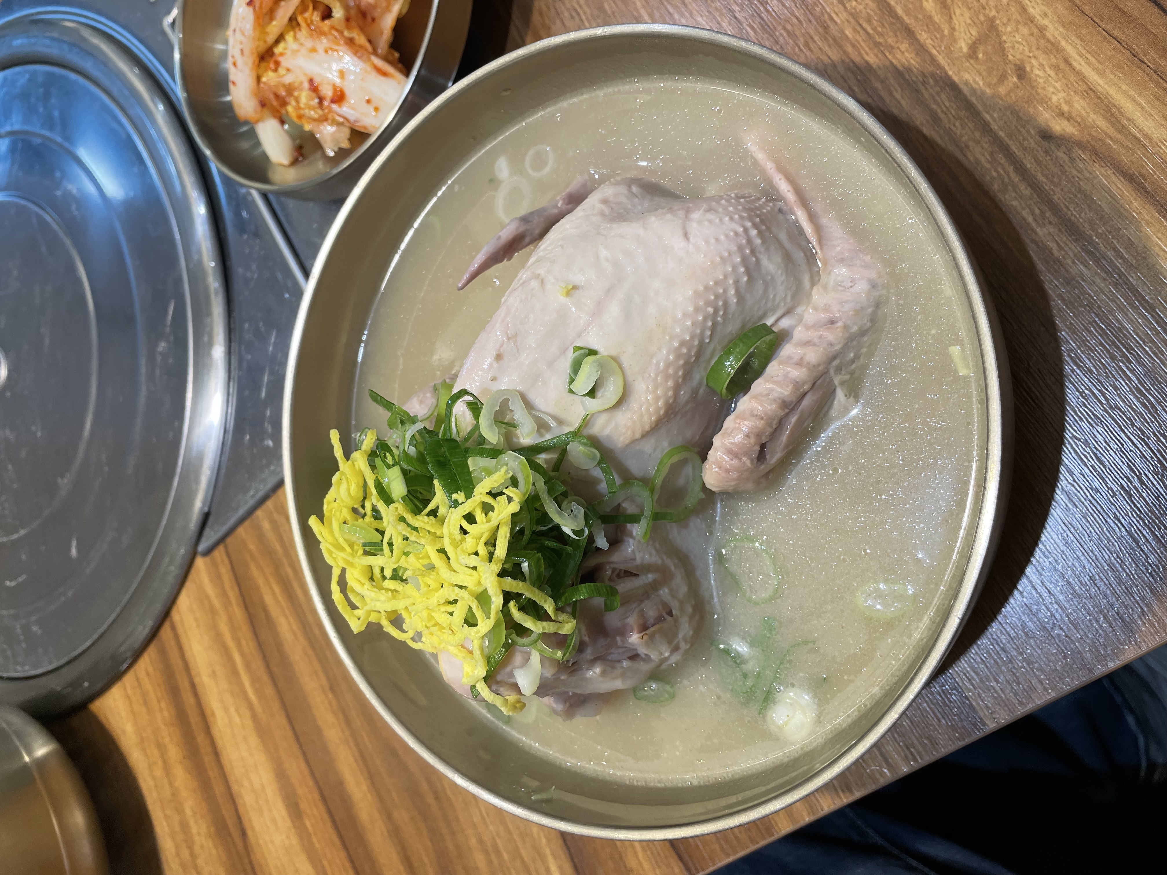 Suin Insadong Dakhanmari whole chicken soup simmering in pot